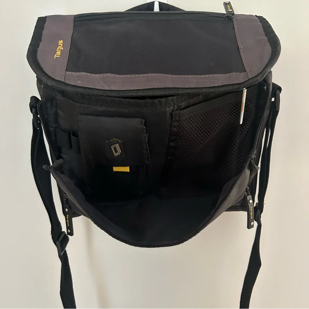 Targus Messenger 11” Dual Tablet/iPad/laptop Bag w/Shoulder Strap‎ Heavy Duty